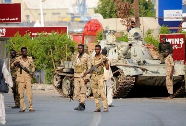 Sudanese army soldiers man a position in the Red Sea city of Port Sudan, on April 20, 2023. (AFP Photo)