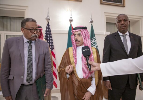 Saudi foreign minister poses with the representatives of the SAF and RSF in Jeddah after the signing of the humanitarian truce on May 21, 2023