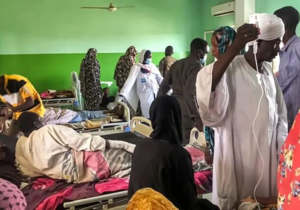 A crowded ward at a hospital in El Fasher in Sudan's North Darfur region, April 19, 2023 (AFP photo)
