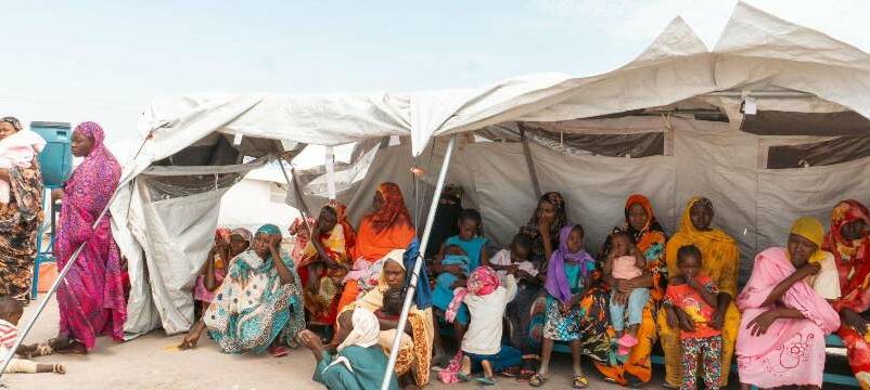 Sudanese displaced women with their children waiting at an MSF dispensary in the White Nile in July 2023 (MSF photo)