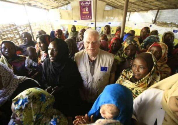 Joseph Borell EU top diplomat pose with IDPs in Zamzm camp on 1 March 2020.jpg