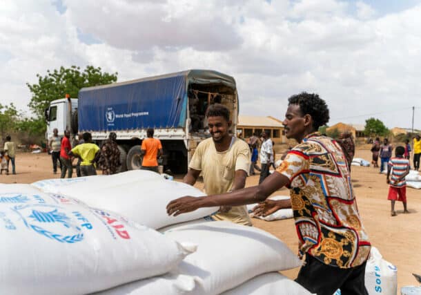 People receive rations of flour, vegetable oil, salt, and yellow split beans. Photo OCHA Ala Kheir