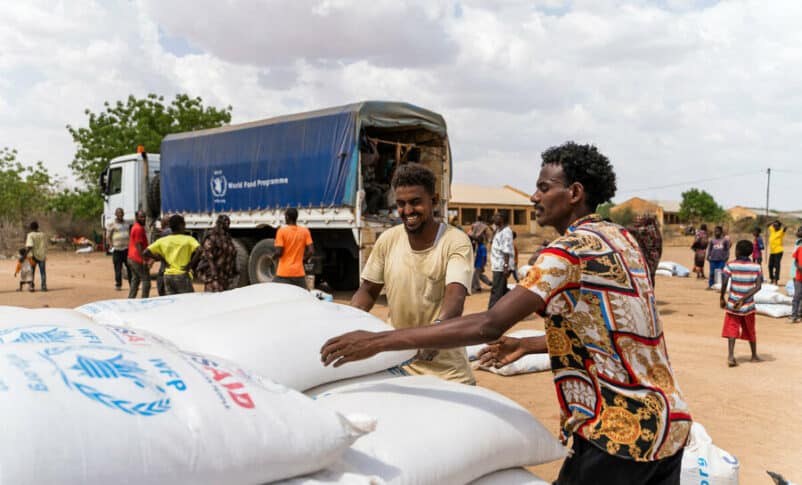 People receive rations of flour, vegetable oil, salt, and yellow split beans. Photo OCHA Ala Kheir