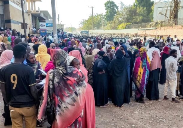 Displaced people from Khartoum and al-Jazira queue to receive aid in Gedaref on December 30, 2023. (AFP Photo)