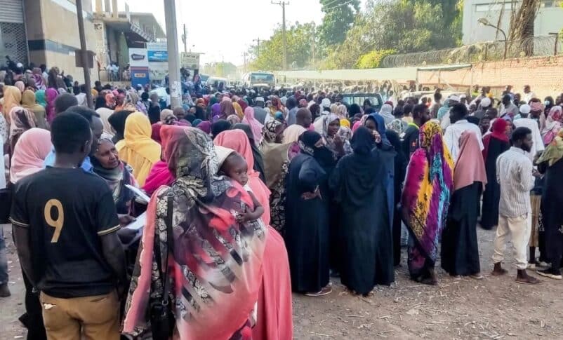 Displaced people from Khartoum and al-Jazira queue to receive aid in Gedaref on December 30, 2023. (AFP Photo)