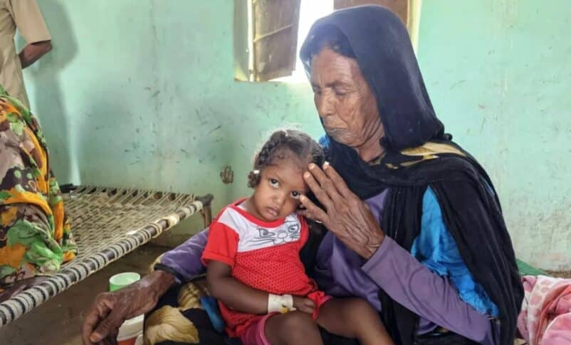 Manal, 3 years old patient, receiving treatment at the Gulli Cholera Treatment Centre (CTC), of Rawdat el Mukhtar of White Nile state on December 23, 2023 (UNICEF photo)