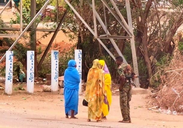 An army soldier talks to women on a street in Khartoum on June 6, 2023, AFP photo