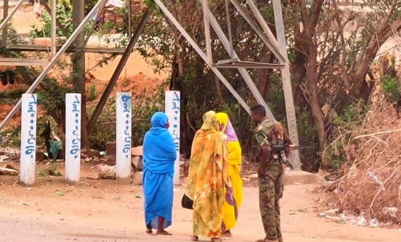 An army soldier talks to women on a street in Khartoum on June 6, 2023, AFP photo
