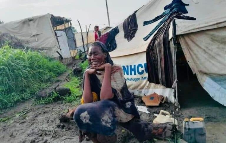 A Sudanese refugee woman weeps in the aftermath of violent clashes between Ethiopian forces and rebels near a camp in Kumer, Amhara region, on July 17, 2024