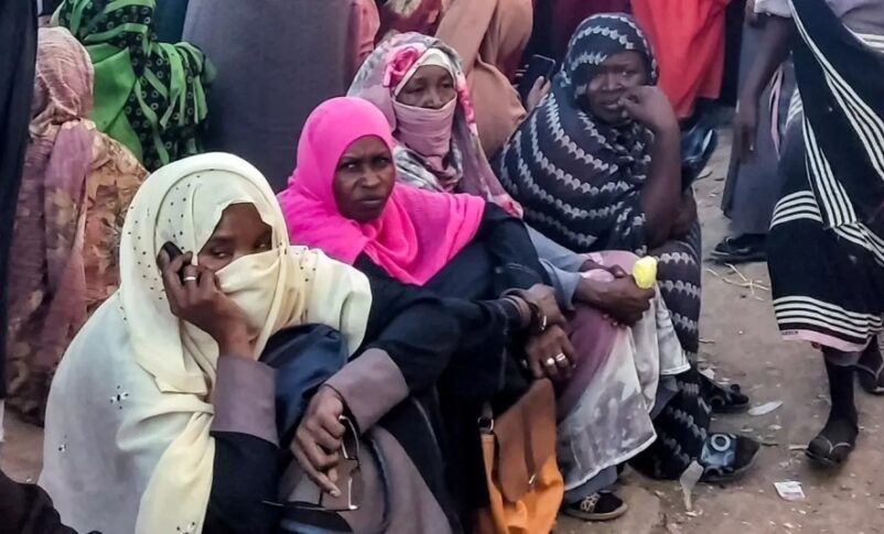 Women forced to flee their homes due to fighting in Al-Jazirah state, on December 30, 2023 (AFP photo)