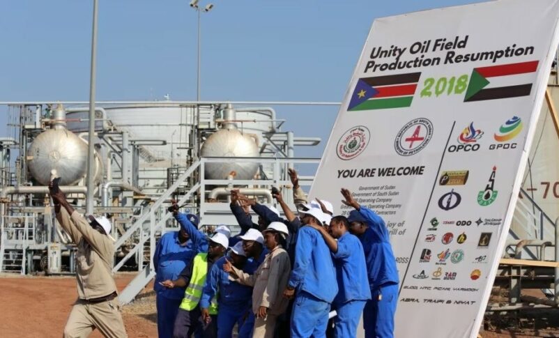 Workers take a photo during a ceremony marking the restarting of crude oil pumping at the Unity oil fields in South Sudan, Jan. 21, 2019. (Reuters photo)