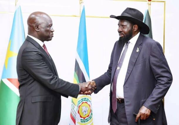 President Salva Kiir shakes hands with his new presidential affirs minister Chol Ajongo Mawut on Aigust 23, 2024