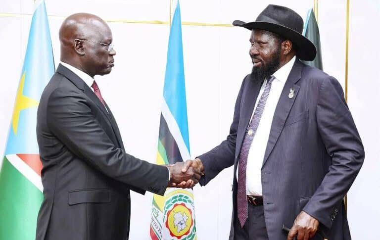President Salva Kiir shakes hands with his new presidential affirs minister Chol Ajongo Mawut on Aigust 23, 2024