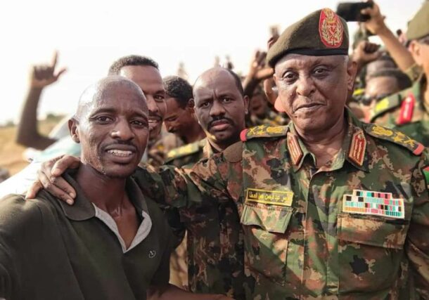 General al-Atta poses with troops as he inspects military positions in Kadaru in northern Khartoum Bahri on September 29, 2024