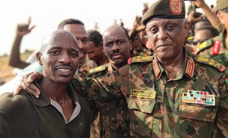 General al-Atta poses with troops as he inspects military positions in Kadaru in northern Khartoum Bahri on September 29, 2024