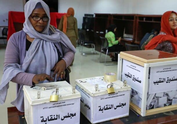 A Sudanese journalist casts her vote in the election of a syndicate leader and executive committee, after an absence of 33 years due to the dissolution of this body in 1989, at the Dar Al-Muhandis in the capital Khartoum, on August 27, 2022. (Photo by ASHRAF SHAZLY / AFP)