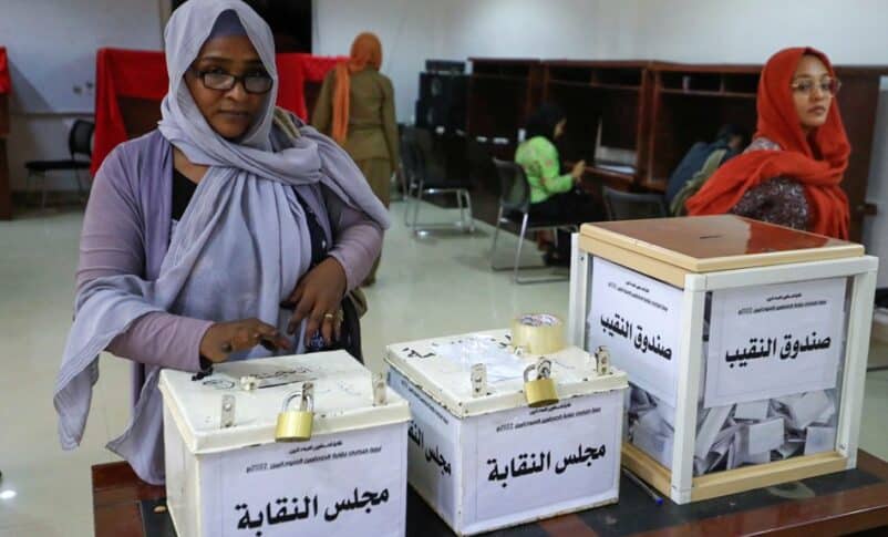 A Sudanese journalist casts her vote in the election of a syndicate leader and executive committee, after an absence of 33 years due to the dissolution of this body in 1989, at the Dar Al-Muhandis in the capital Khartoum, on August 27, 2022. (Photo by ASHRAF SHAZLY / AFP)