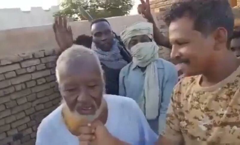 An RSF officer in Al Jazirah state drags an old man by the beard to humiliate him on October 25, 2024