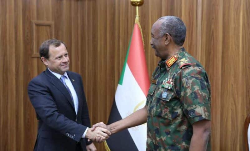General Abdel Fattah al-Burhan hackes hands with US envoy Tom Perriello in Port Sudan on Nov 18, 2024