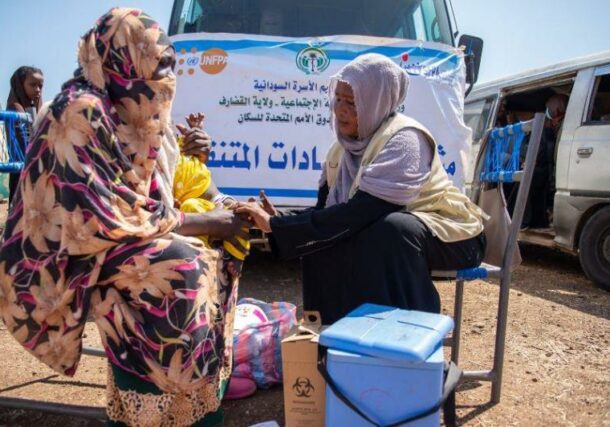 A UNFPA mobile health team in Gederaf, eastern Sudan, provides care to women and children displaced by conflict in Al Jazhira (UNFPA photo)