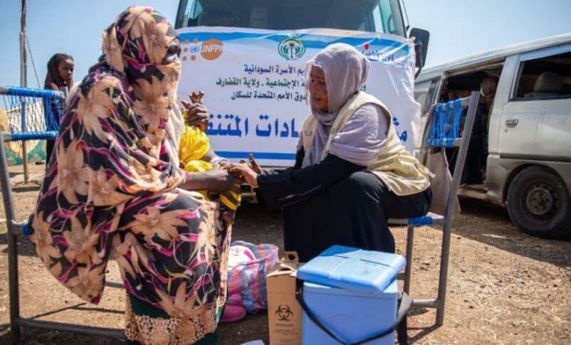 A UNFPA mobile health team in Gederaf, eastern Sudan, provides care to women and children displaced by conflict in Al Jazhira (UNFPA photo)