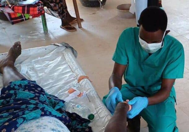 An MSF doctor treats a cholera patient at the cholera treatment centre in Al Fao Hospital, December 9 2024 - MSF photo