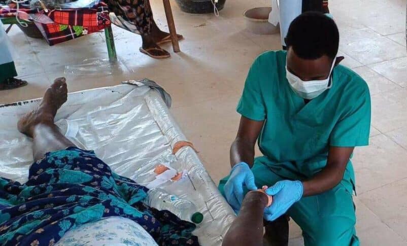An MSF doctor treats a cholera patient at the cholera treatment centre in Al Fao Hospital, December 9 2024 - MSF photo