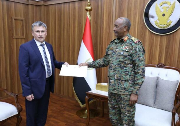 Sovereign Council Head Abdel Fattah al-Burhan hand a letter to Russian ambassador to Sudan on Dec 1, 2024