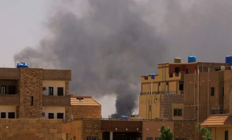Smoke is seen rise from buildings during clashes between the paramilitary Rapid Support Forces and the army in Khartoum North, Sudan. April 22, 2023. Reuters photo
