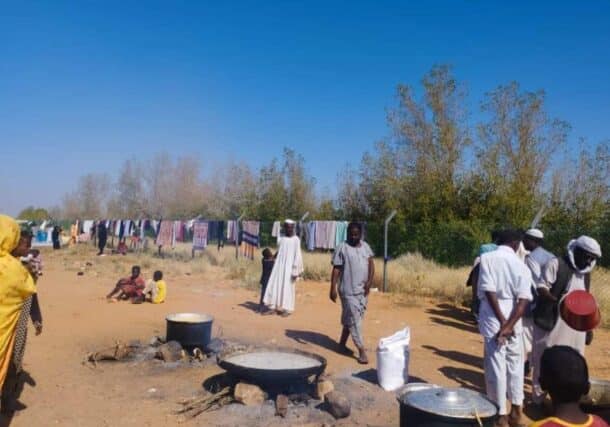 Volunteers prepare a meal for people displaced by conflict in East Al Jazirah at the Quoz Al Haj shelter in Shendi, on November 7, 2024