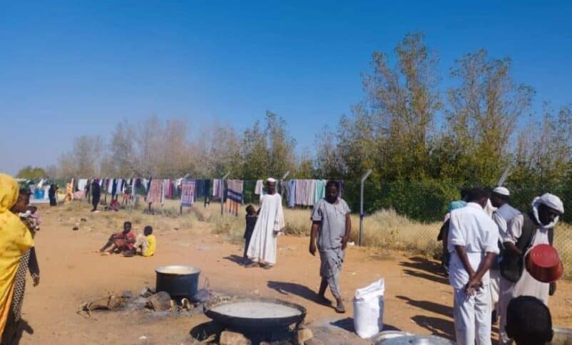 Volunteers prepare a meal for people displaced by conflict in East Al Jazirah at the Quoz Al Haj shelter in Shendi, on November 7, 2024