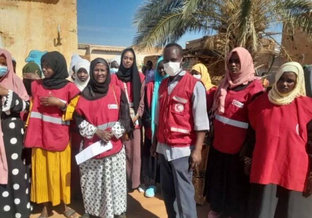Volunteers participated with the Sudanese Red Crescent Society in distributing meals to displaced people in Al-Samrab neighbourhood, Khartoum Bahri, on December 21, 2024.