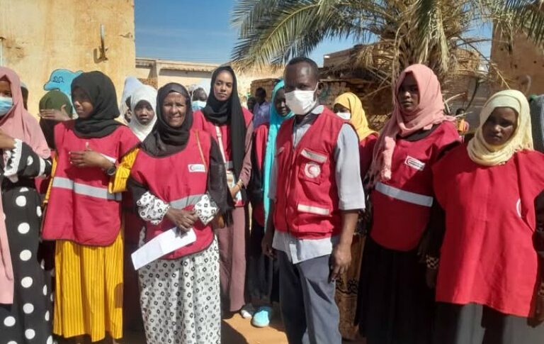 Volunteers participated with the Sudanese Red Crescent Society in distributing meals to displaced people in Al-Samrab neighbourhood, Khartoum Bahri, on December 21, 2024.