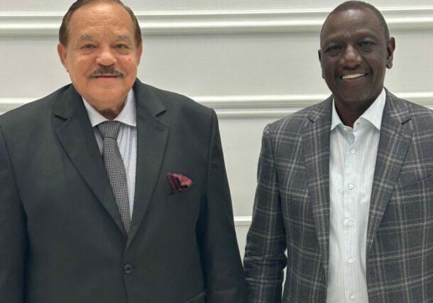 Kenyan President William Ruto and Sudan's FM Ali Youssif pose following a meeting held in Nairbo