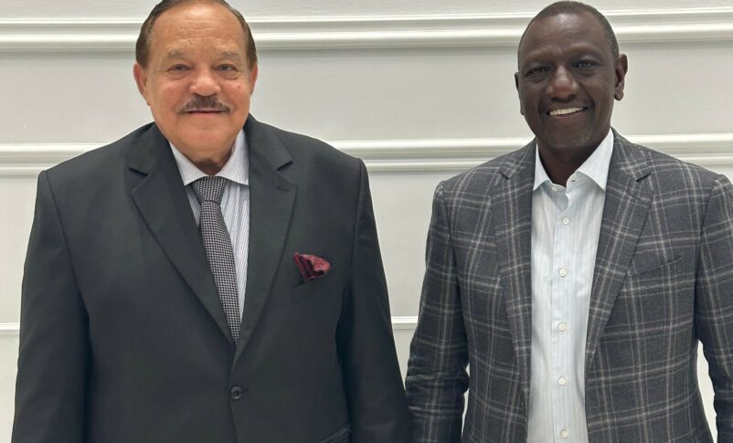 Kenyan President William Ruto and Sudan's FM Ali Youssif pose following a meeting held in Nairbo