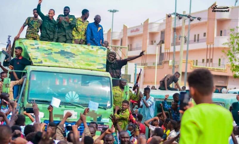 El Obeid residents welcome the Sudanese troops that ended the RSF siege of the N Kordofan capital on Feb 23, 2025