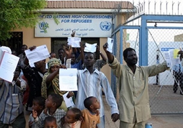 Ethiopian refugees take part in a small demonstration in front of the United Nations High Commission for Refugees (UNHCR)'s offices in Khartoum during a visit by UNHCR's official Antonio Guterres 26 April 2007. (File photo GettyImages AFP)