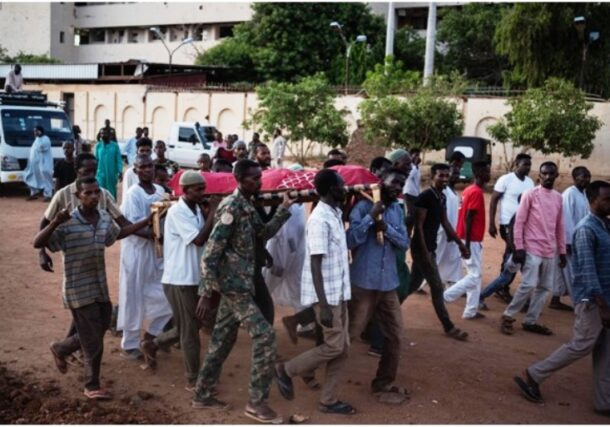 esidents of an Omdurman neighborhood hold a funeral procession for a neighbor killed by a mortar shell on October 24, 2024- Le Monde photo