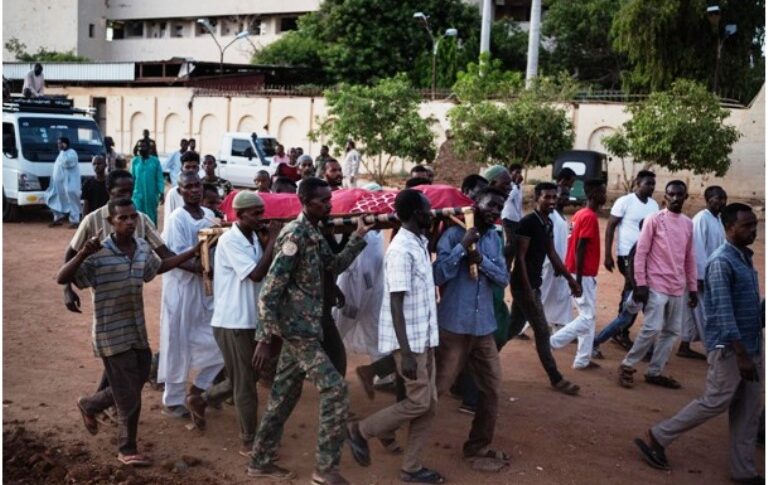 esidents of an Omdurman neighborhood hold a funeral procession for a neighbor killed by a mortar shell on October 24, 2024- Le Monde photo