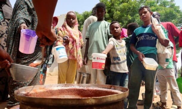 People hold pots as volunteers distribute food in Omdurman, Sudan, September 3, 2023. Reuters photo