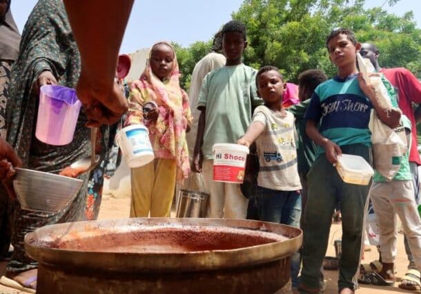 People hold pots as volunteers distribute food in Omdurman, Sudan, September 3, 2023. Reuters photo