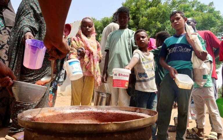 People hold pots as volunteers distribute food in Omdurman, Sudan, September 3, 2023. Reuters photo