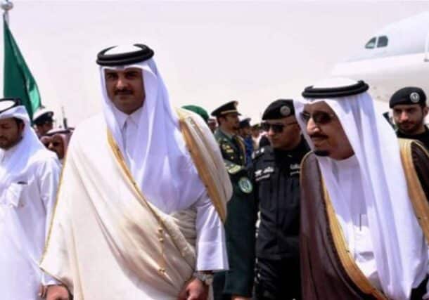 Saudi King Salman bin Abdulaziz (R) escorts Qatar's Emir Sheikh Tamim bin Hamad Al-Thani upon his arrival in Riyadh to attend the Gulf Cooperation Council (GCC) summit (file photo)