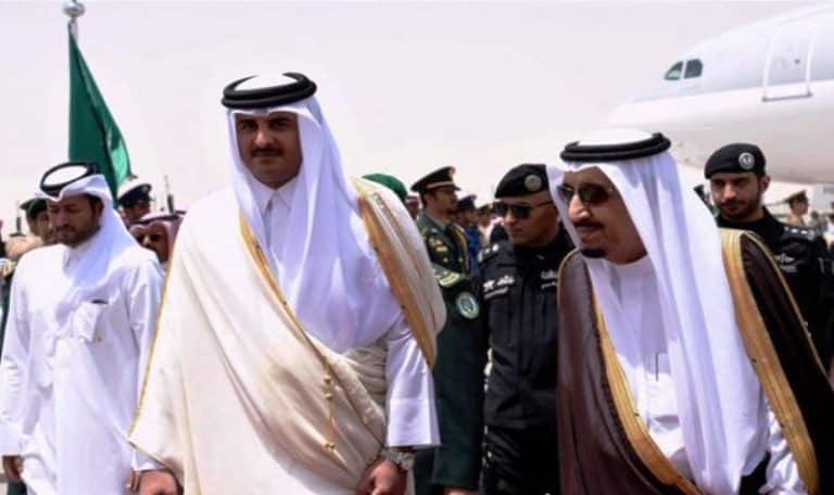 Saudi King Salman bin Abdulaziz (R) escorts Qatar's Emir Sheikh Tamim bin Hamad Al-Thani upon his arrival in Riyadh to attend the Gulf Cooperation Council (GCC) summit (file photo)