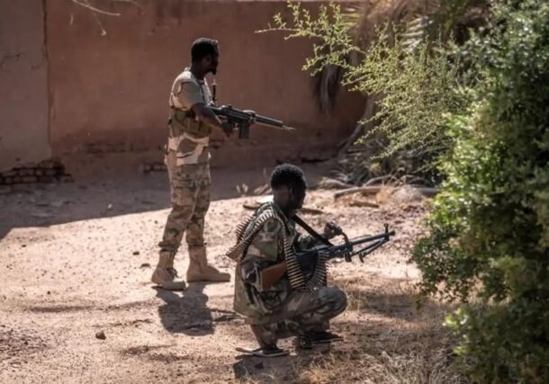 Sudanese soldiers surrounding a house in Umbada suspected of harbouring RSF elements.