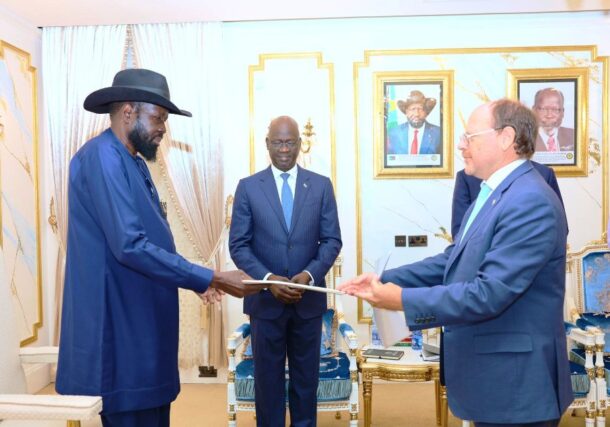 Ambassador David Ashley presents his letter of credence to President Salva Kiir on May 14, 2025 (UK Embsaay photo)