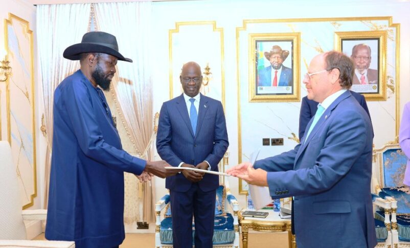 Ambassador David Ashley presents his letter of credence to President Salva Kiir on May 14, 2025 (UK Embsaay photo)