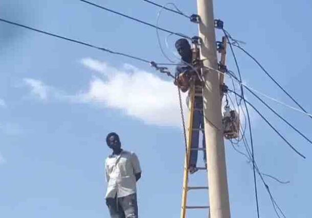 Volunteers work to restore electricity by repairing damaged power lines in Khartoum Bahri, AlKhoujalab photo
