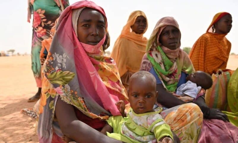 Hadjie Al Nour Sar (left) with her daughter Fatima at the Aboutengue refugee camp in eastern Chad. UNHCR photo
