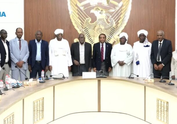 Sudan's PM poses with a NUP delegation let by its acting leader Mohamed al-Douma in Port Sudan on July 8, 2025 (SUNA photo